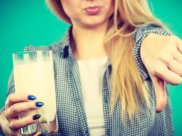 Vrouw met melkglas duim omlaag tonen — Stockfoto