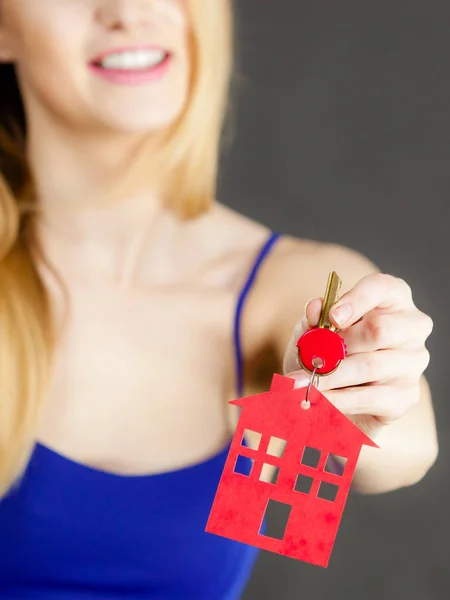 Mujer sosteniendo la llave con símbolo de la casa — Foto de Stock