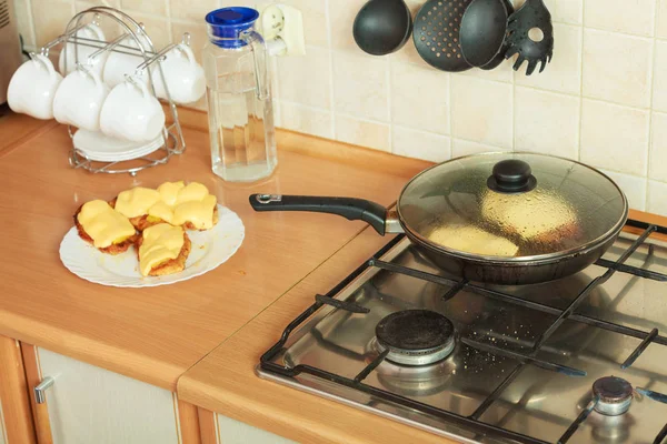 Freír chuleta de pollo con piñas y queso . —  Fotos de Stock