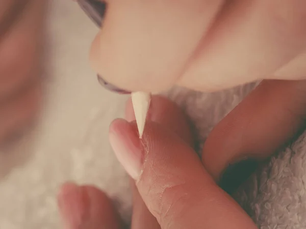 Esteticista preparando las uñas antes de la manicura, empujando hacia atrás las cutículas — Foto de Stock