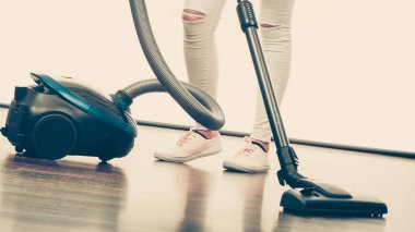 Kadın bacakları ve elektrikli süpürge