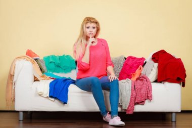 Kadınlar koltukta otururken ne giyeceğini bilemez.