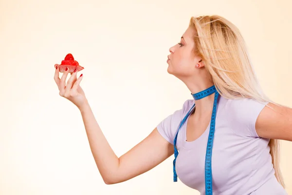 Frau hält Erdbeer süßen Cupcake — Stockfoto