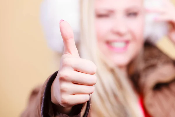Šťastné blond žena ukazuje palec — Stock fotografie