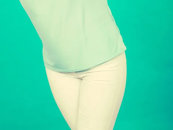 Жіночі стегна, сорочка з блакитною блузкою та білі штани — стокове фото