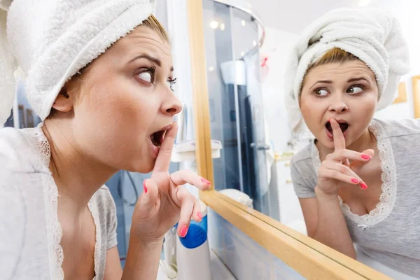 Mulher olhando para seu reflexo no espelho — Fotografia de Stock