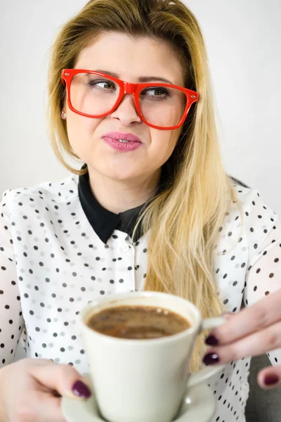 Glückliche Frau im Büro trinkt heißen Kaffee — Stockfoto