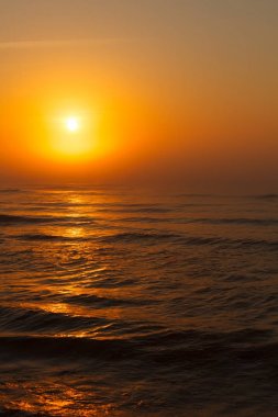 Güzel kırmızı günbatımı deniz yüzeyi üzerinde
