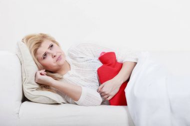 Cofa üzerinde yatan kadın duygu mide krampları