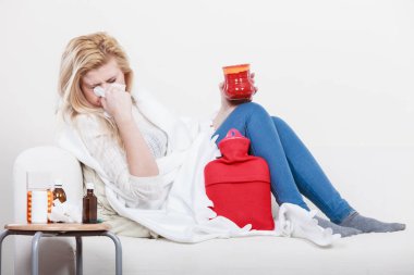 Kadının koltukta yalan grip olan hasta