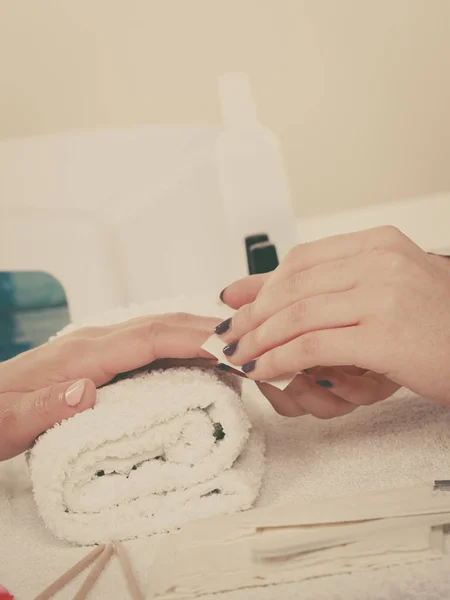 女人做使用指甲油的指甲 — 图库照片