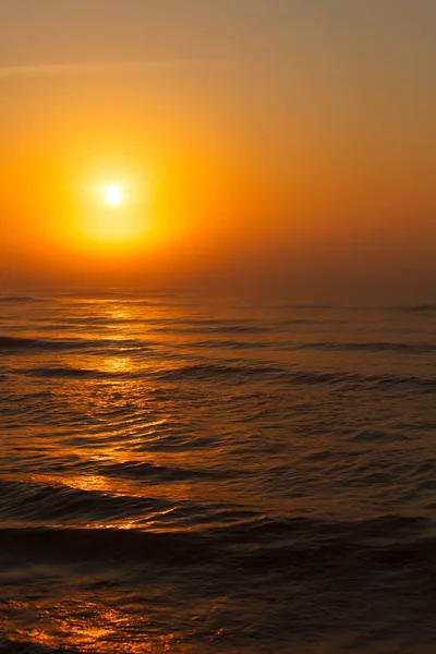 Coucher de soleil rouge béatifique sur la surface de la mer — Photo