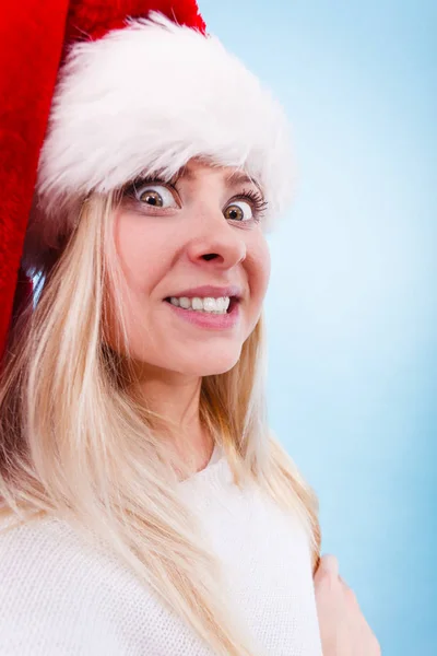 Donna che indossa il cappello di Babbo Natale che fa facce — Foto Stock