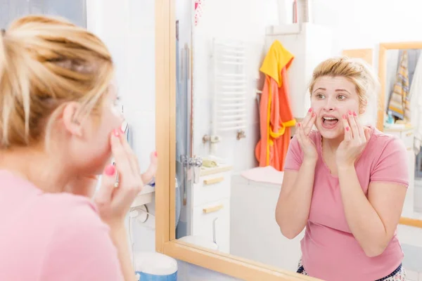 Mujer asustada lavándose la cara bajo el lavabo — Foto de Stock