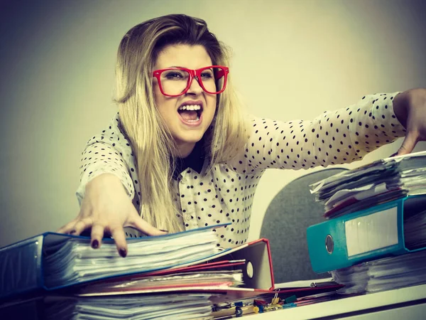 Geschockte Geschäftsfrau beim Blick auf Dokumente — Stockfoto