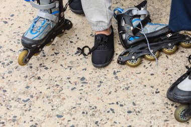 Tekerlekli paten üzerinde açık koyarak kadın.