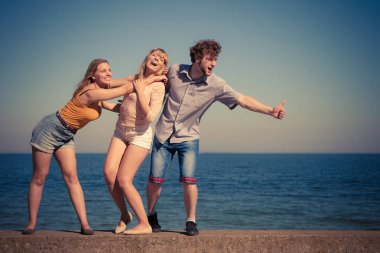 Grup arkadaşları erkek iki kız açık eğleniyor