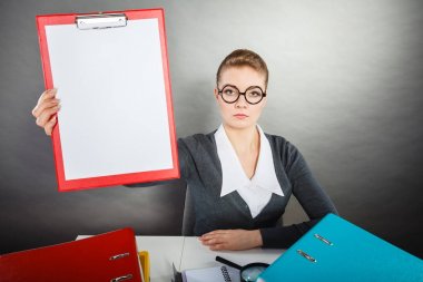 İnek kız sunan bağlayıcı.