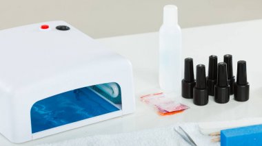 Profesyonel jel hibrid manikür Şevval Özçelik Güzellik salonunda ayarla