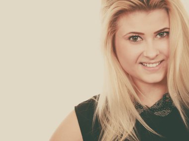 Mutlu sarışın, sevimli kadın portresi