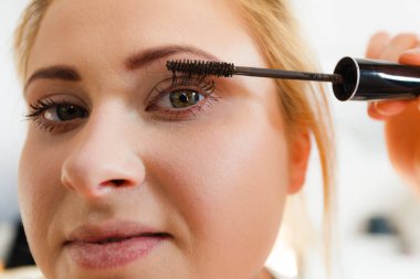 Kadın kirpik makyaj yapılır elde