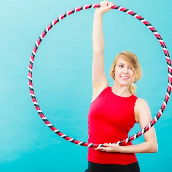 Fitte Frau mit Hula-Hoop-Reifen bei der Übung — Stockfoto