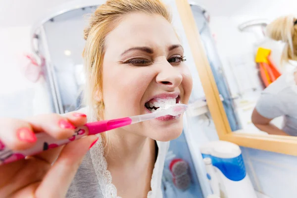 Kobieta, mycie czyszczenie zębów w łazience — Zdjęcie stockowe