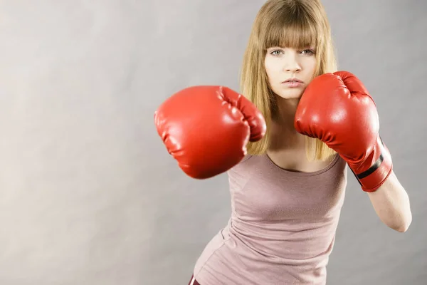 Vrouw dragen van bokshandschoenen — Stockfoto