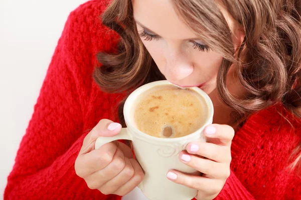 Chica suéter rojo sostiene taza con café —  Fotos de Stock