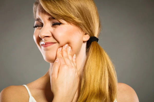 Mulher que sofre de dor de dente — Fotografia de Stock