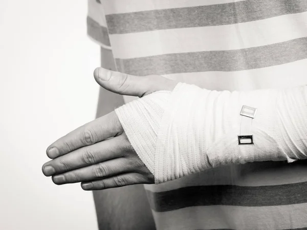 Частина тіла людини з пов'язаною рукою . — стокове фото