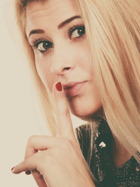 Sessizlik jest yapma çekici sarışın kadın