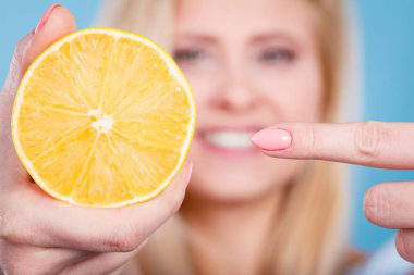 Meyve limon ya da portakal tutan kadın