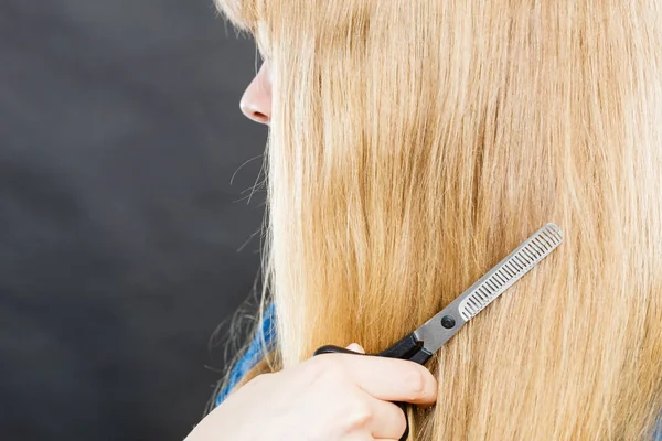 Chica rubia hace nueva imagen del cabello . — Foto de Stock