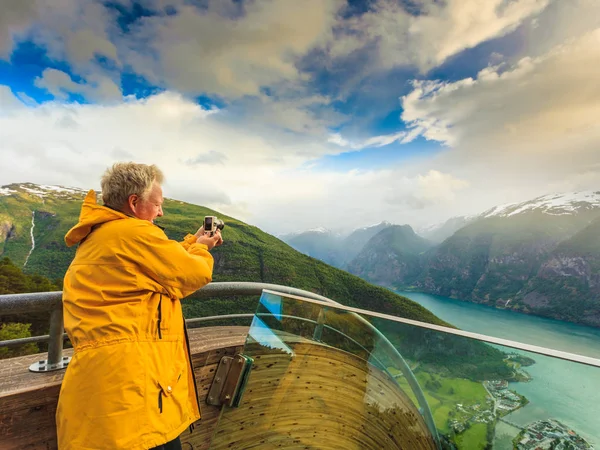 Turist fotoğrafçı ile fotoğraf makinesi Stegastein uyanık, Norveç
