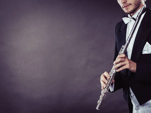 Zarif giyimli müzisyen flüt tutan — Stok fotoğraf