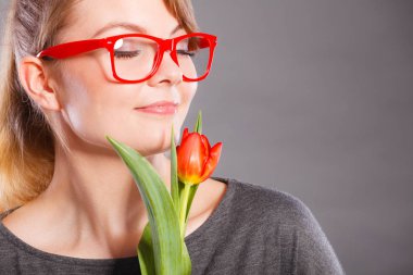 Sevimli kadın çiçek hissediyorum barış kokan.