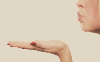 Sarışın kadın palm el hava öpücük gönderme