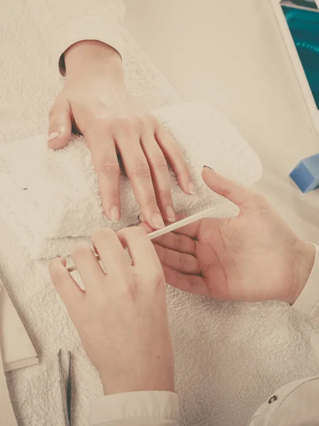 Mujer consiguiendo manicura hecho limar uñas — Foto de Stock