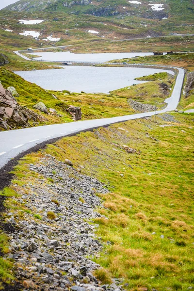Paisaje vial en montañas noruegas — Foto de Stock