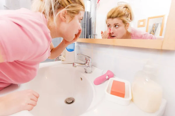 Mulher feliz lavando o rosto debaixo do lavatório — Fotografia de Stock