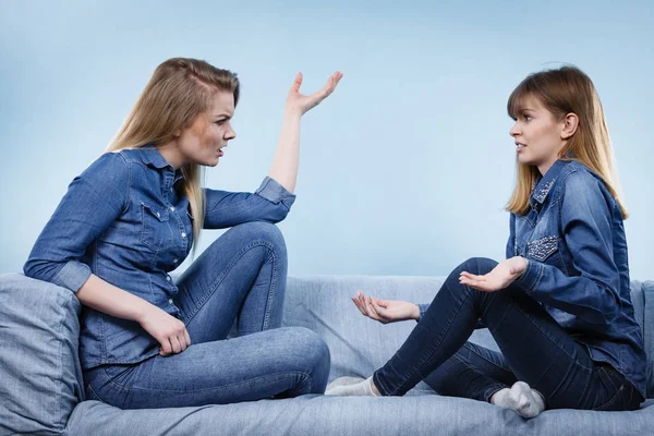 Две счастливые подруги в джинсах разговаривают — стоковое фото