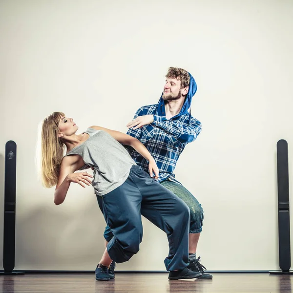 Couple of young man and woman dancing hip-hop — Stock Photo, Image