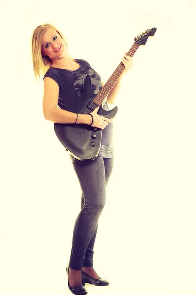 Kvinna konstnären spelare med elgitarr. — Stockfoto