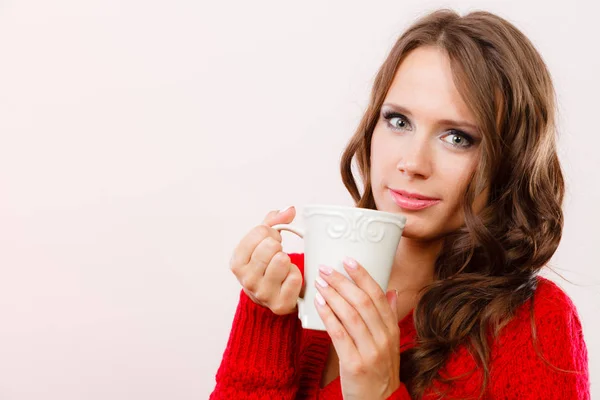 가 여자 보유 찻잔 커피 따뜻한 음료와 — 스톡 사진