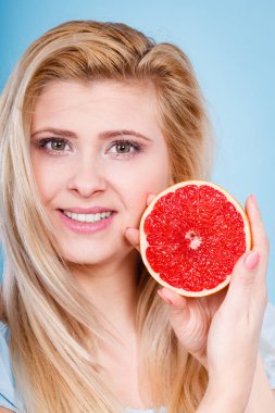 Kadın greyfurt narenciye meyve elinde tutan