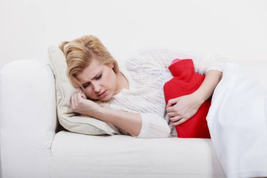 Cofa üzerinde yatan kadın duygu mide krampları