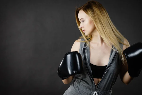 Mujer con guantes de boxeo — Foto de Stock