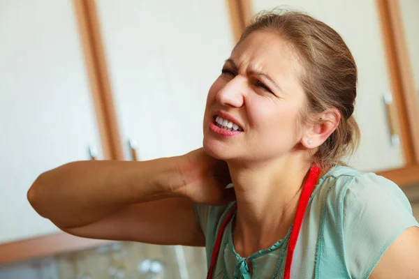 Überarbeitete Frau leidet unter Nackenschmerzen. — Stockfoto