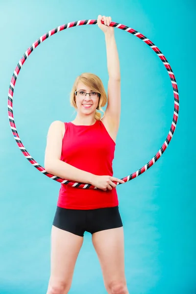 Fitte Frau mit Hula-Hoop-Reifen bei der Übung — Stockfoto